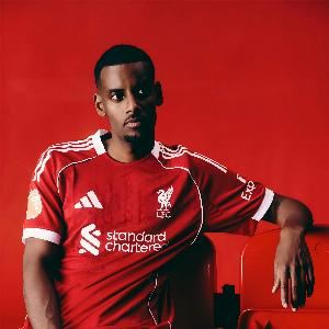 萨哈：伊萨克的踢球风格很像亨利，但他的头球能力比亨利更出色