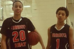 雄鹿晒科菲&希姆斯现在和过去合影：儿时的队友再相聚