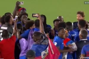 等了半个多世纪！海地球员赛后围一起等待确定晋级，随后狂欢庆祝